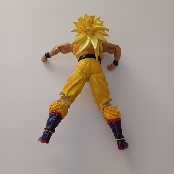 9" Dragon Ball Z Movie Edition 'Battle Damaged' Goku SS3 Action Figure - Picture 9 of 13